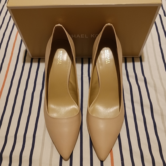 Michael Kors Dorothy Flex Pump Heel - Picture 11 of 11